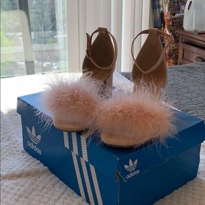 Top Moda Block Sandals w feather detail